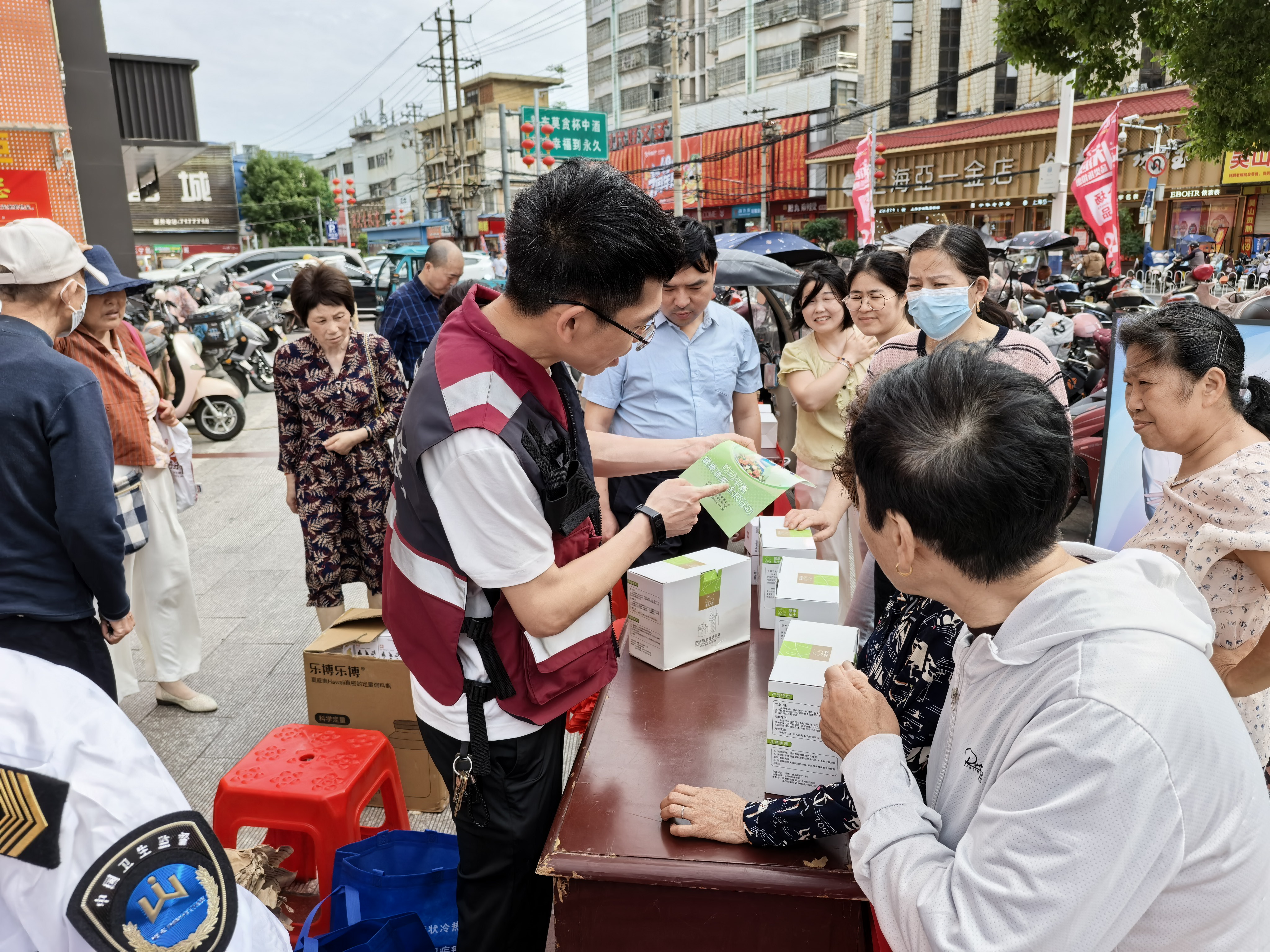 5月18日+望江县世纪华联超市咨询活动